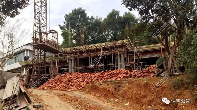 湖南农村3个月95万盖别墅,坡屋顶木架改现浇却被熟人工头坑惨?