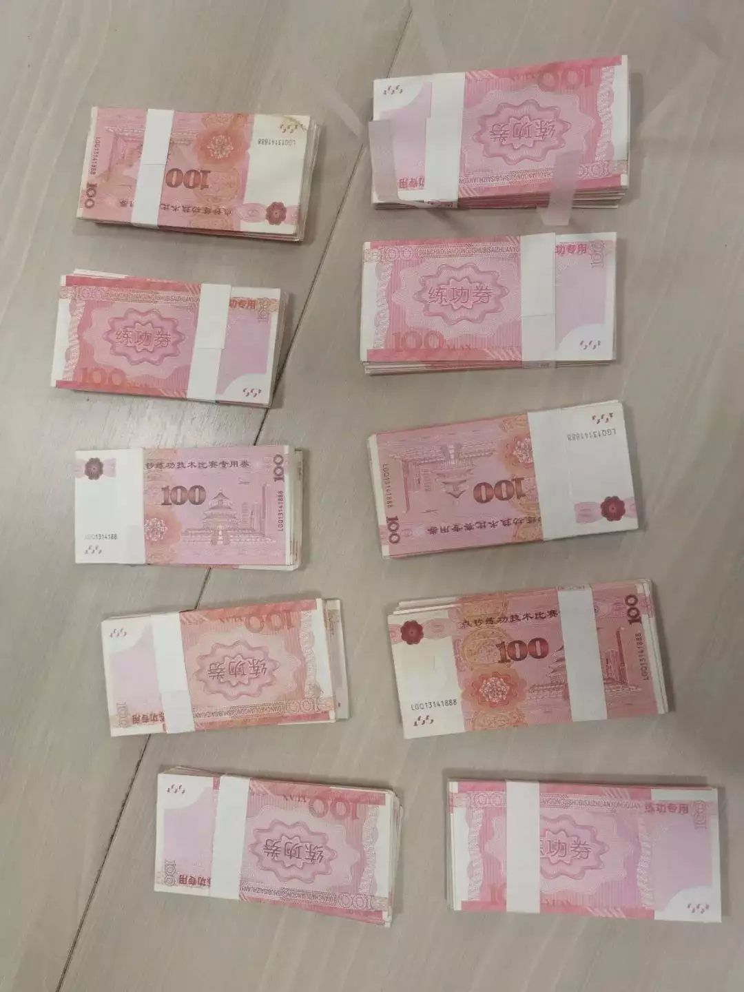 帮挚友保管90万现金却是“练武钞”，湖州男子受骗23万元姚居德卸妆后，Baby卸妆后，迪丽热巴卸妆后，差距直接就出来了(图2)