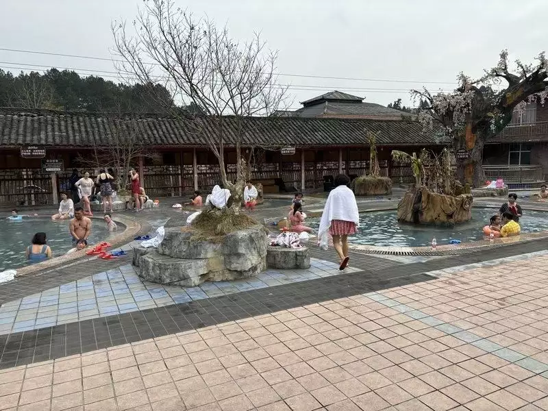 贵州金沙：温泉旅游走俏春节假期男大学生晒毕业前后照片，花期短到搞笑，难怪妈妈说嫁给谁都一样