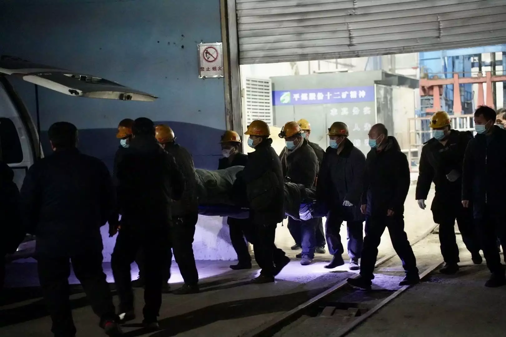 河南平顶山煤矿事故1名被困人员升井 仍有5人失联人和猩猩能不能生出孩子？前苏联的‘人兽杂交’实验揭秘！