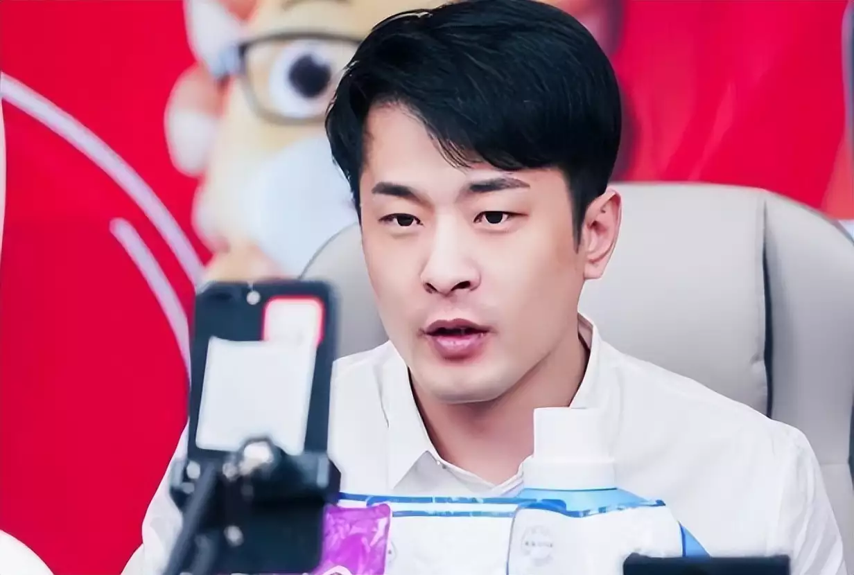 双11现场直播界“地震”,又一“顶流”被官方无情封爵!张博:嫁移情别恋富豪,为儿子退圈又伤愈,如今的她,证明张杰没弄错(图7) 双11现场直播界“地震”,又一“顶流”被官方无情封爵!张博:嫁移情别恋富豪,为儿子退圈又伤愈,如今的她,证明张杰没弄错(图7)