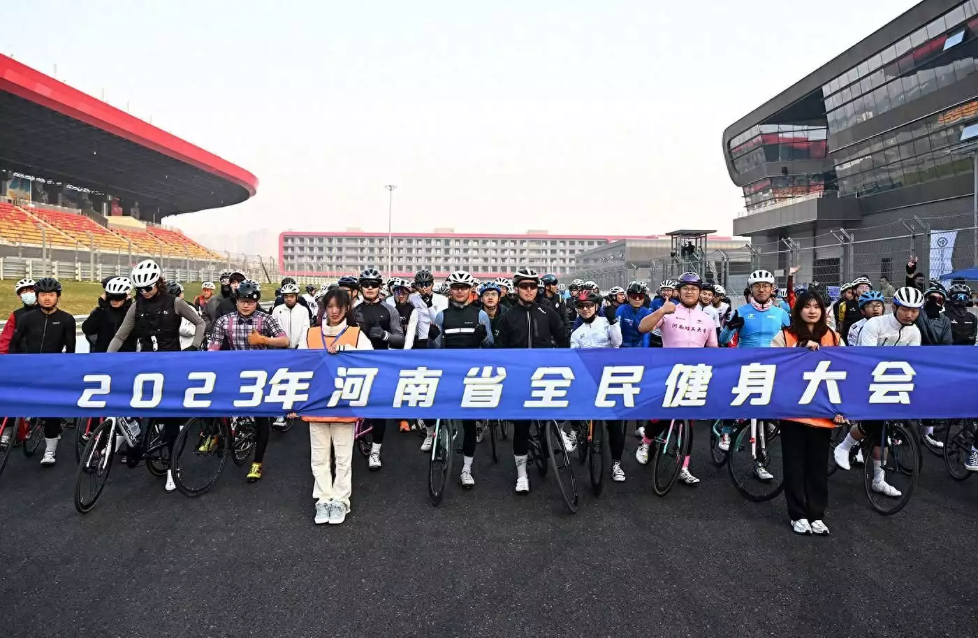 Winter Burning Exercise Passion Passionate more than a thousand bicycle enthusiasts ride Zhengzhou International Circuit broadcast articles