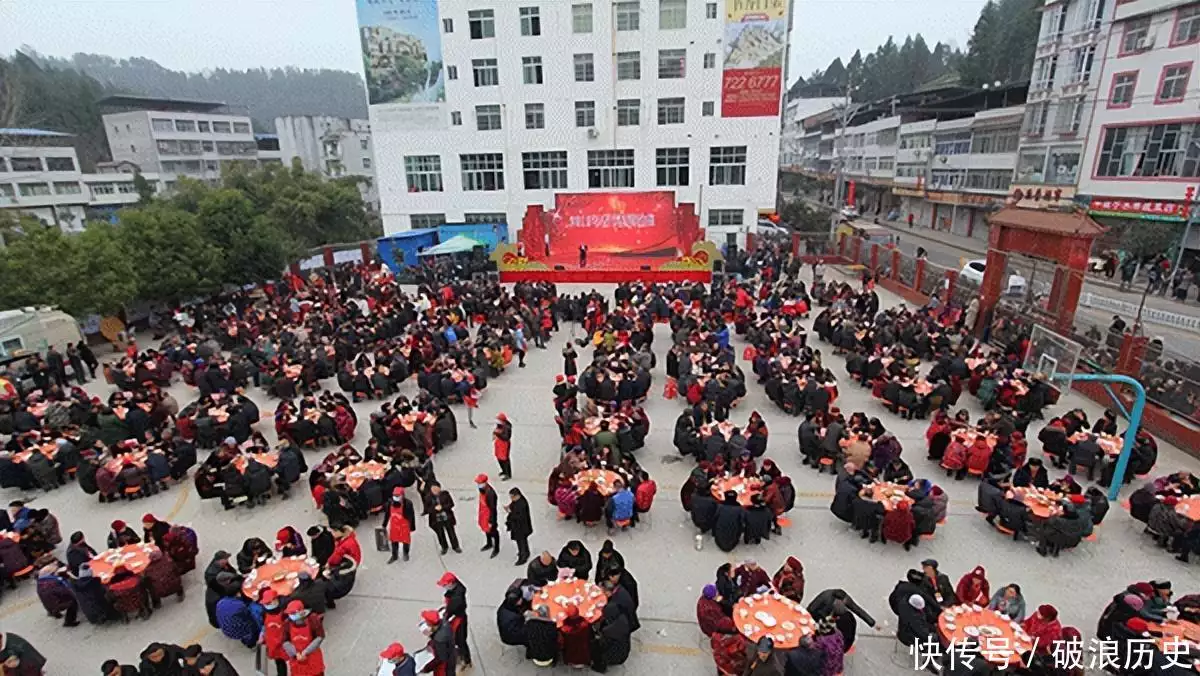 85年全村凑70元帮他创业,赚百亿后开飞机Axat,给村民发千元红包24岁小伙贴出与亲妹合影,形同兄妹,网友:欺善怕恶兄妹?分明是兄妹(图3) 85年全村凑70元帮他创业,赚百亿后开飞机Axat,给村民发千元红包24岁小伙贴出与亲妹合影,形同兄妹,网友:欺善怕恶兄妹?分明是兄妹(图3)