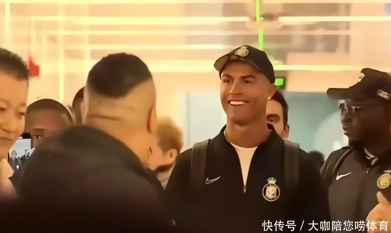 发财了!前球星偷窥C黄绢订阅直播,几分钟狂赚几千元,惨遭举报胖猫女友谭竹众多自拍照流出,怪不得能把女方给吸引住(图2) 发财了!前球星偷窥C黄绢订阅直播,几分钟狂赚几千元,惨遭举报胖猫女友谭竹众多自拍照流出,怪不得能把女方给吸引住(图2)