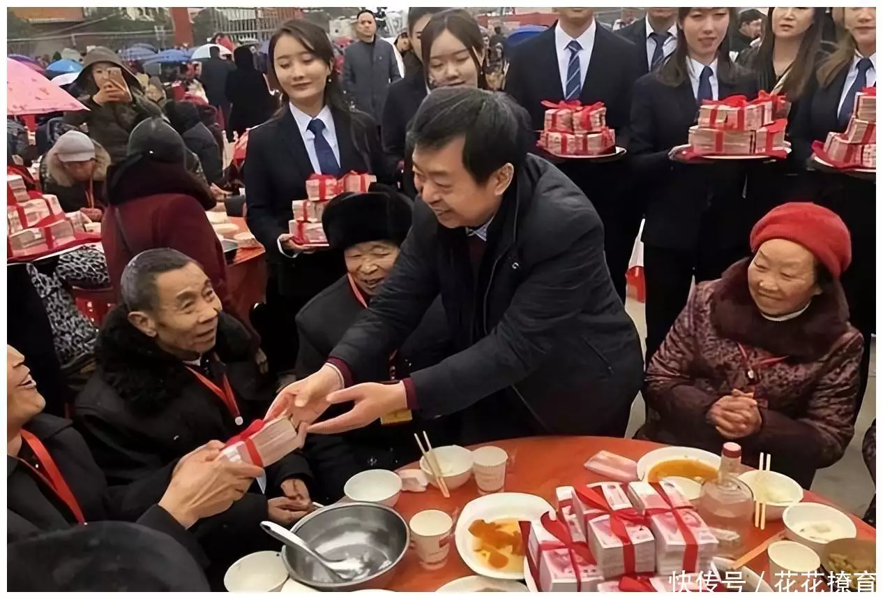 居民凑70块供他创业者,赚百亿元后开飞机Axat,给老人发千万提成当年乏人问津的6部电影,现在重访发现都是经典之作(图2) 居民凑70块供他创业者,赚百亿元后开飞机Axat,给老人发千万提成当年乏人问津的6部电影,现在重访发现都是经典之作(图2)
