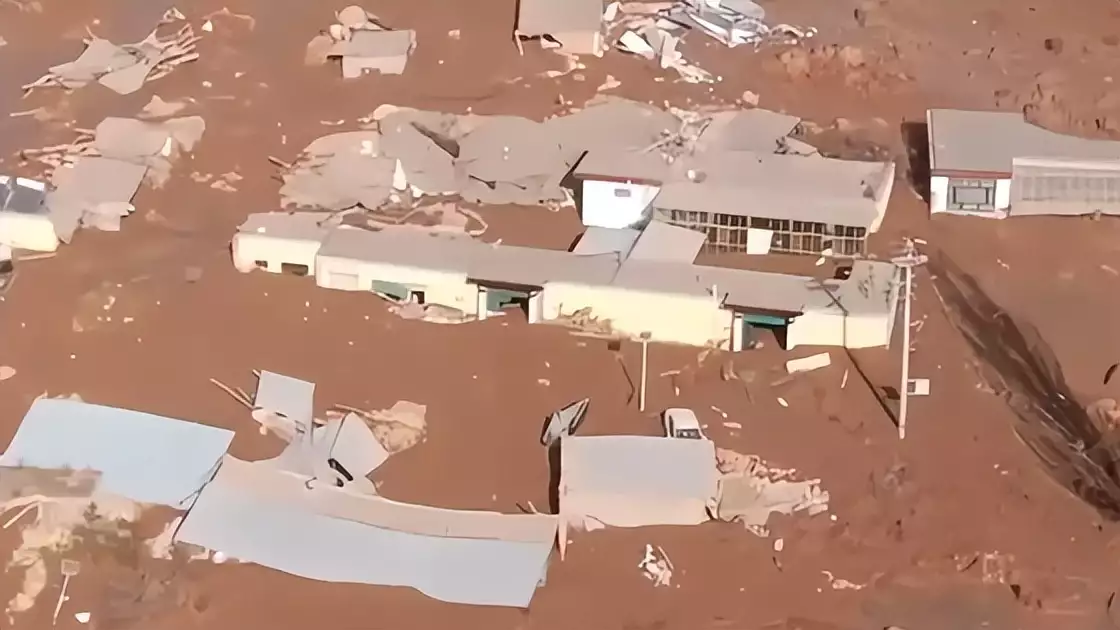 地震后村庄遭砂涌：泥浆浪头高3米（地震后万一被埋压不利于延长生存时间） 第1张