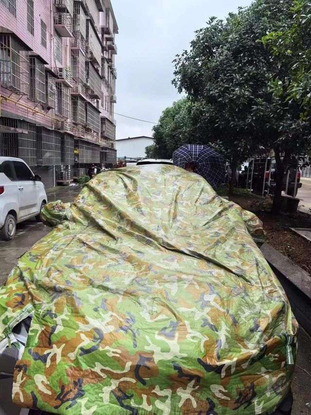 晨意帮忙丨暴雨中瓷砖飞落，长沙一小车车顶被砸出大洞！多部门回应