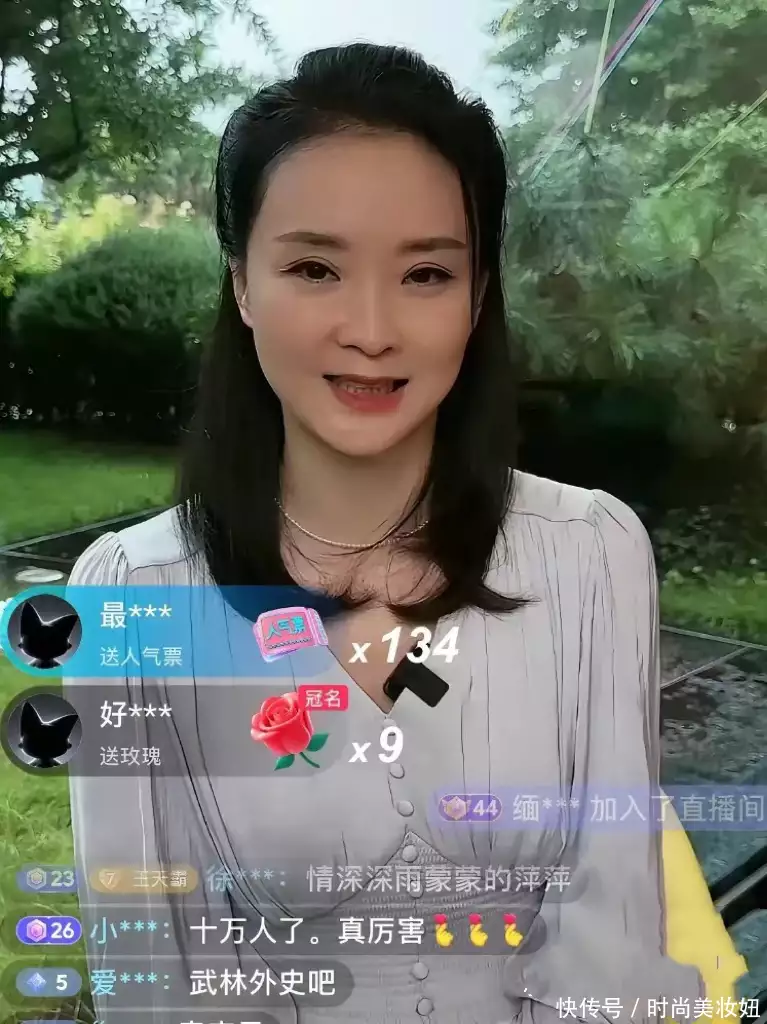 王艳不愧是豪门媳妇,穿白色斗篷衬衫配马面裙,高贵又大方