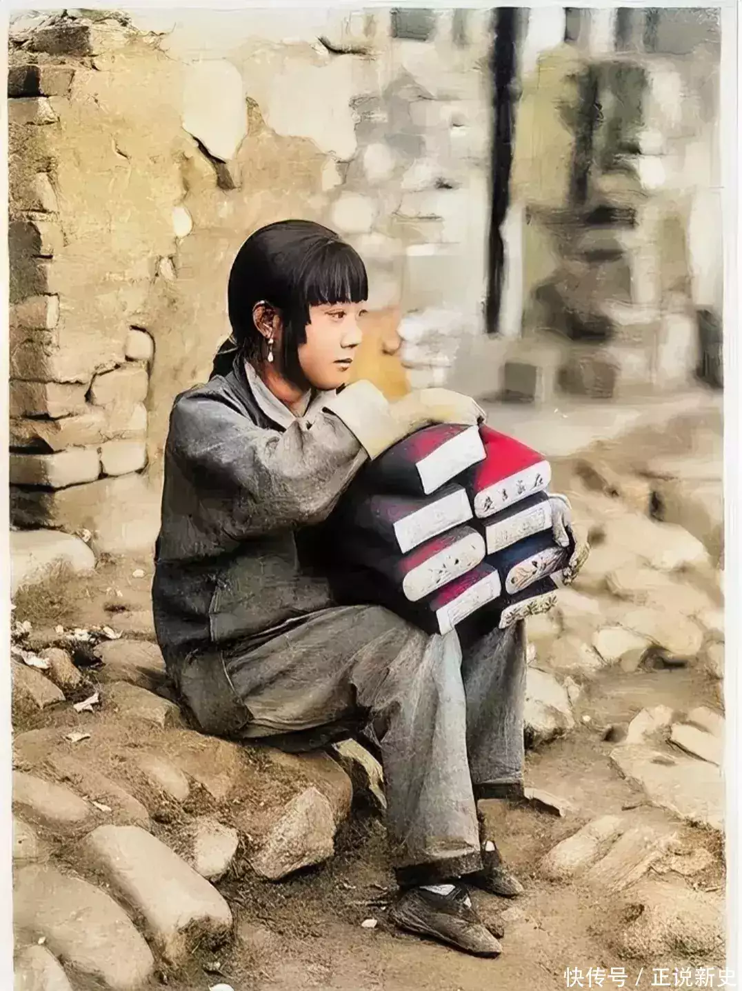 老照片：1926年的热河，一位卖枕头的小姑娘，可惜缠了小脚78岁王奎荣现状：白发老态，子女尚年幼，小37岁的妻子仍风韵犹存