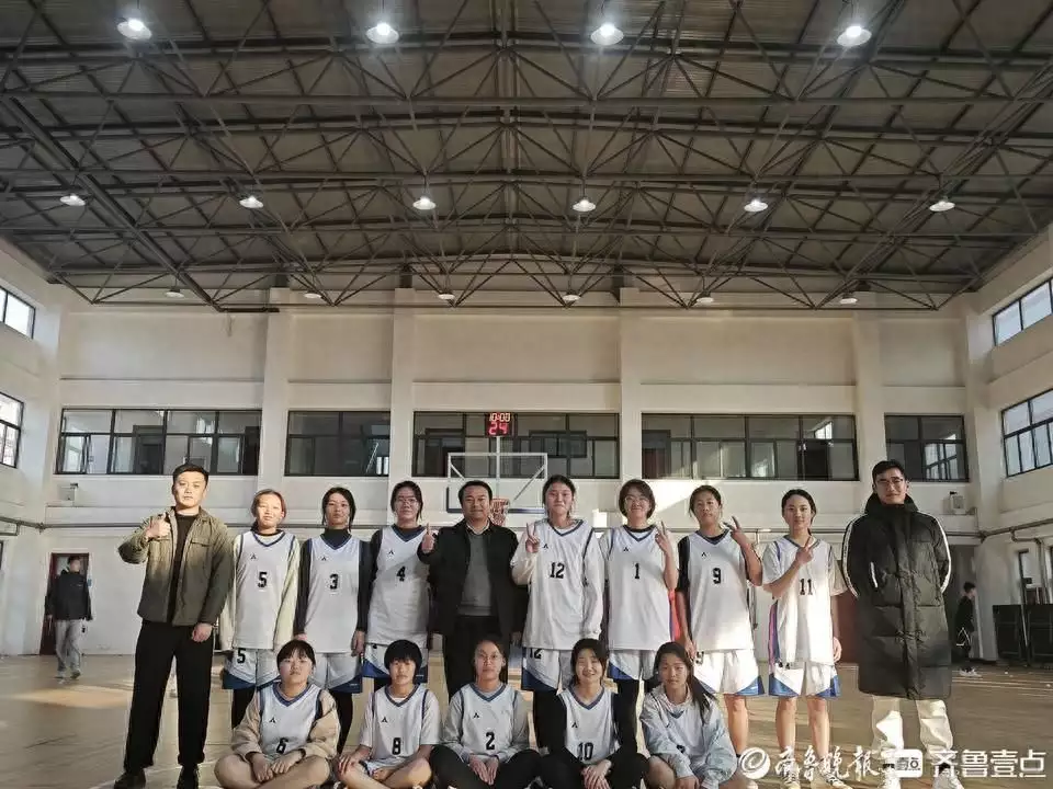 Thumbs up!Zaozhuang Fifteen Middle School Northern School bravely won the ＂Running Boy＂ basketball game junior high school women's championship broadcast article