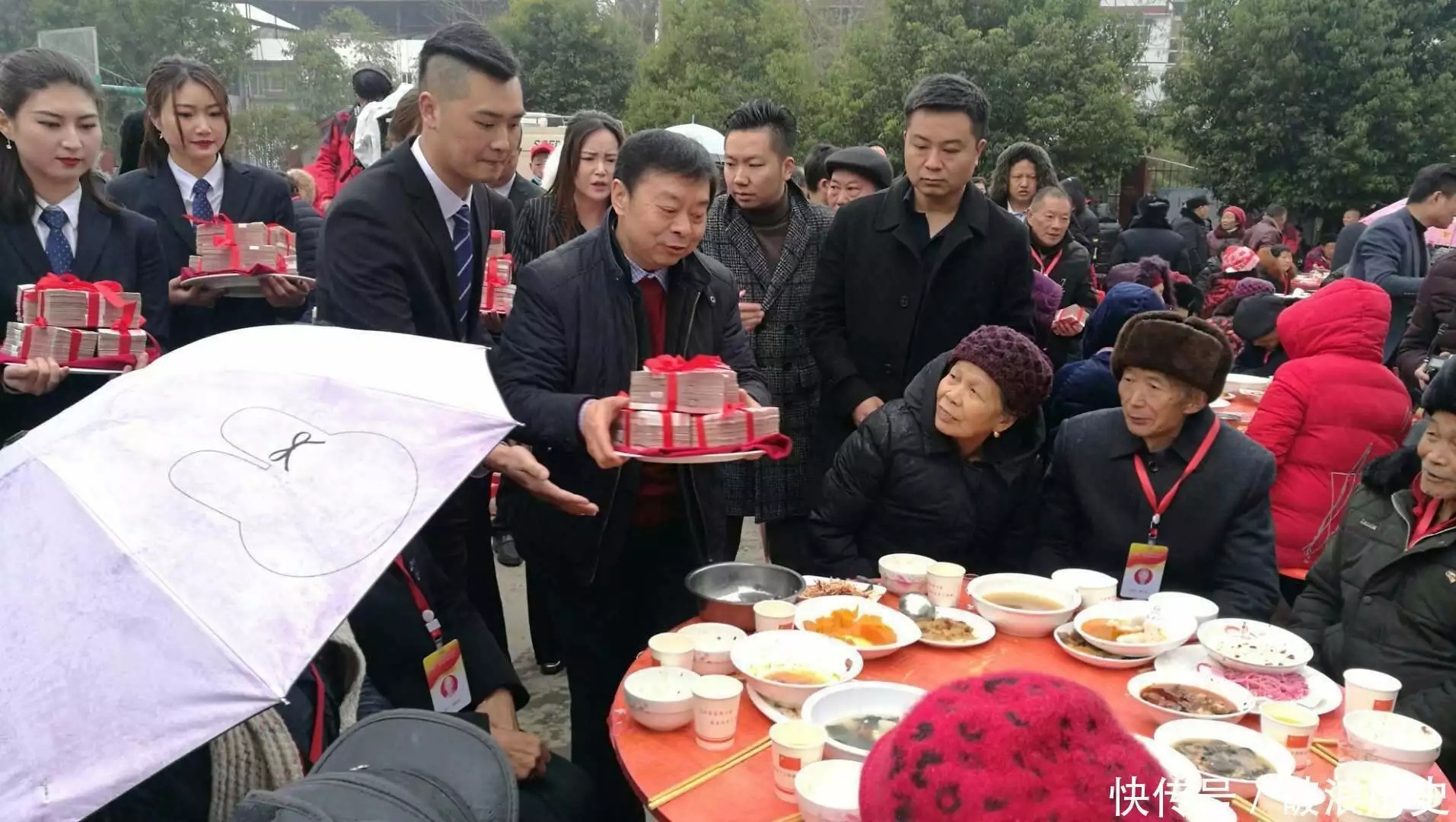 85年全村凑70元帮他创业,赚百亿后开飞机Axat,给村民发千元红包24岁小伙贴出与亲妹合影,形同兄妹,网友:欺善怕恶兄妹?分明是兄妹(图4) 85年全村凑70元帮他创业,赚百亿后开飞机Axat,给村民发千元红包24岁小伙贴出与亲妹合影,形同兄妹,网友:欺善怕恶兄妹?分明是兄妹(图4)