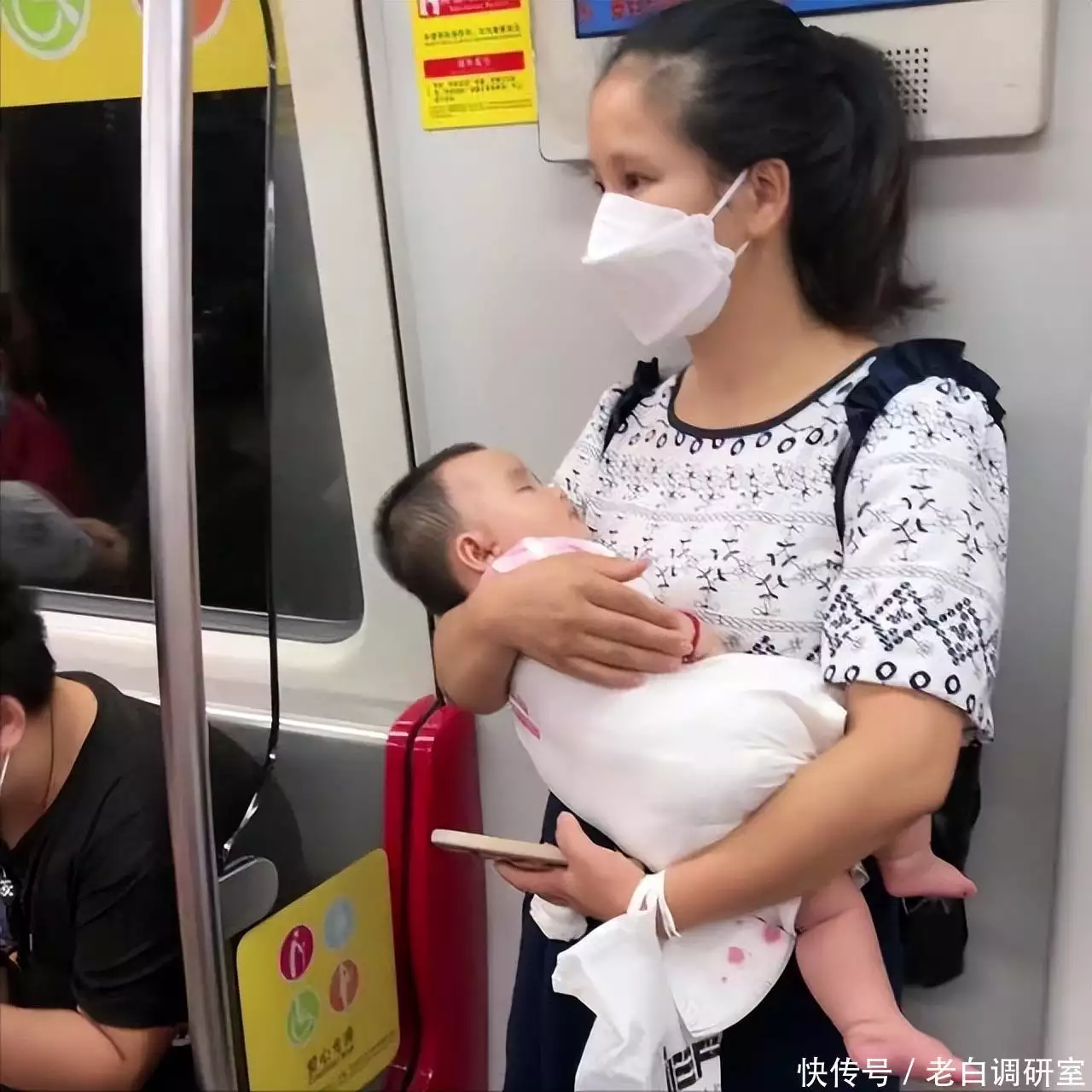 广东广州，女子抱孩子乘地铁无人让座：助人为乐的传统美德不能丢偶遇郭晶晶买东西，穿正装踩人字拖，身材并不出挑但让人很舒服！