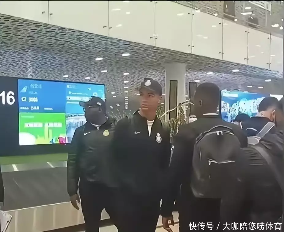 发财了!前球星偷窥C黄绢订阅直播,几分钟狂赚几千元,惨遭举报胖猫女友谭竹众多自拍照流出,怪不得能把女方给吸引住(图1) 发财了!前球星偷窥C黄绢订阅直播,几分钟狂赚几千元,惨遭举报胖猫女友谭竹众多自拍照流出,怪不得能把女方给吸引住(图1)