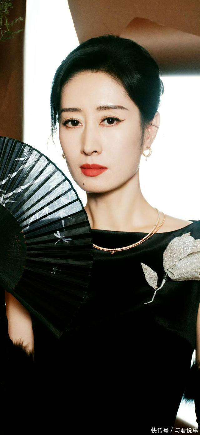 还记得《伪装者》里的大姐明镜吗？她的扮演者刘敏涛可不简单！