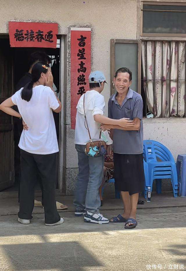 这就是衣锦还乡！全红婵回老家给老人零花钱，妈妈激动落泪