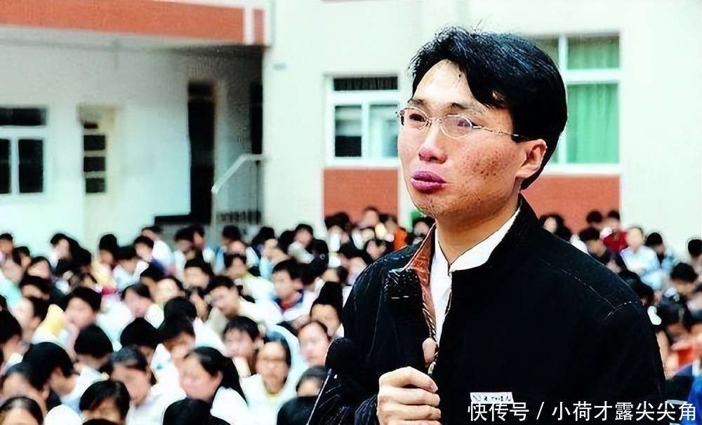 20年前，带着弃婴妹妹读大学，在学校捡破烂的河南男孩，如今咋样