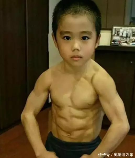 模仿李小龙的小孩 日本 六岁_李小龙拍的电影