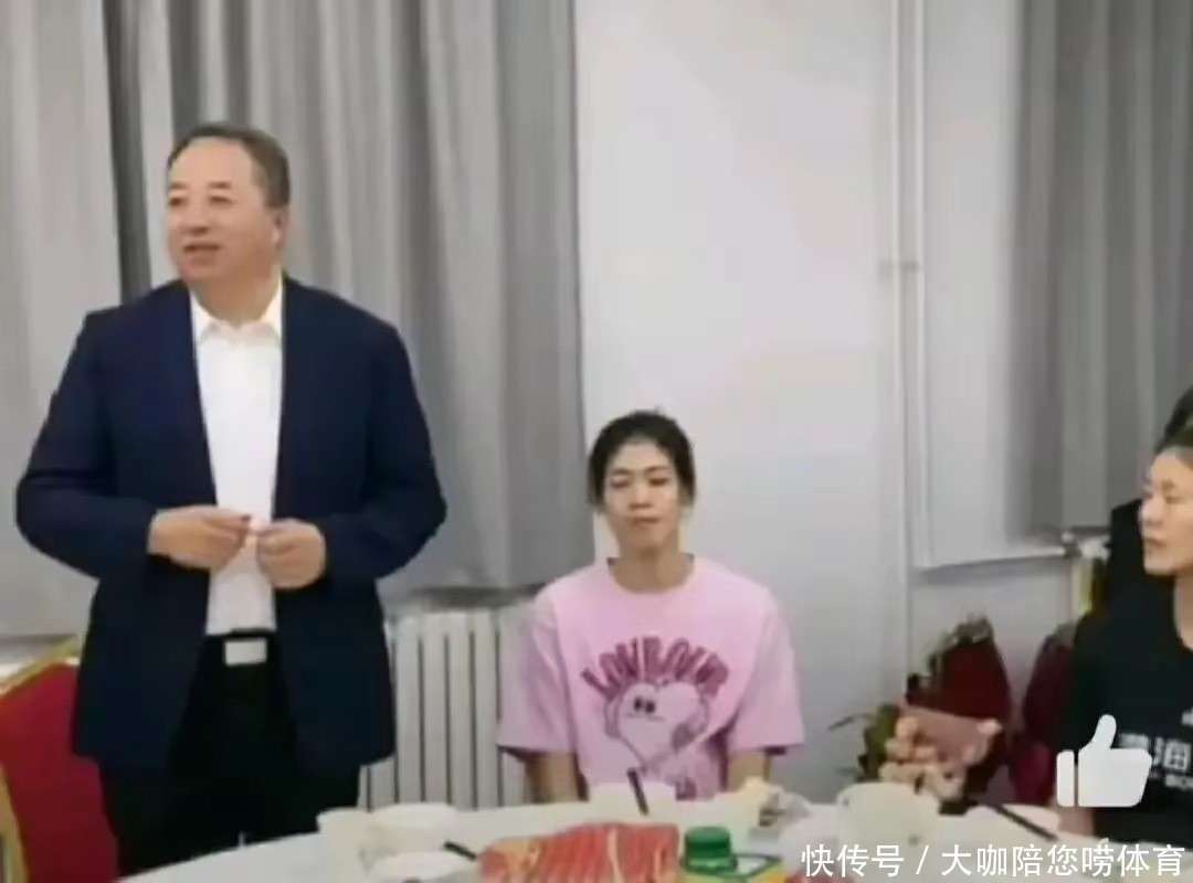 天津女排庆功宴曝光，李盈莹现身，坐局长旁边情商高，不停的鼓掌