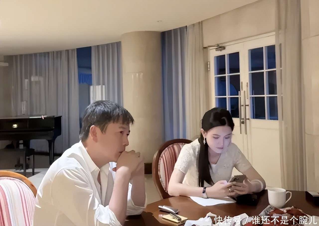 曾毁了杨钰莹的赖文峰，如今携妻子直播蹭热度，这钱挣得不烫手吗