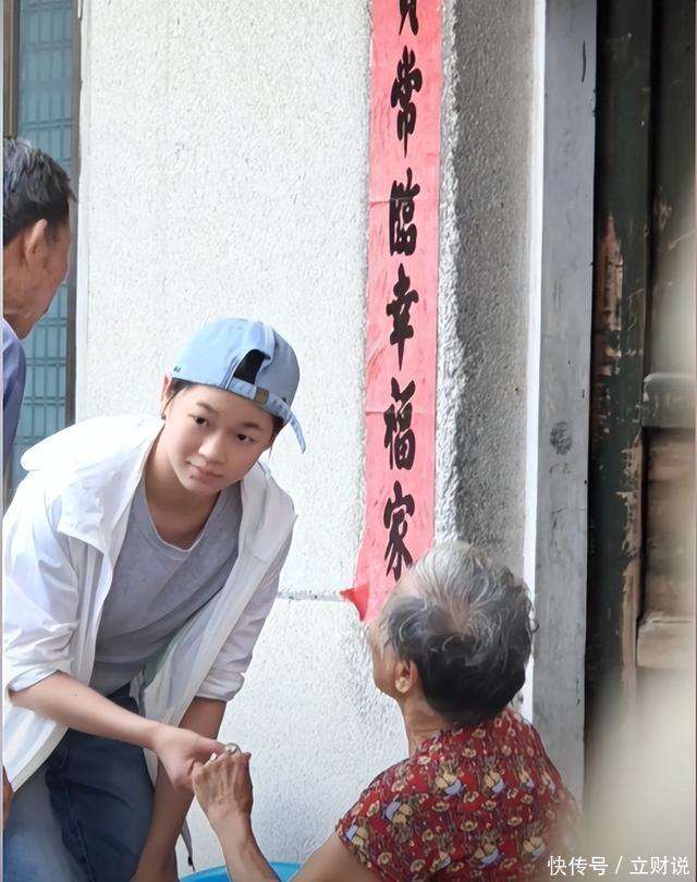 这就是衣锦还乡！全红婵回老家给老人零花钱，妈妈激动落泪