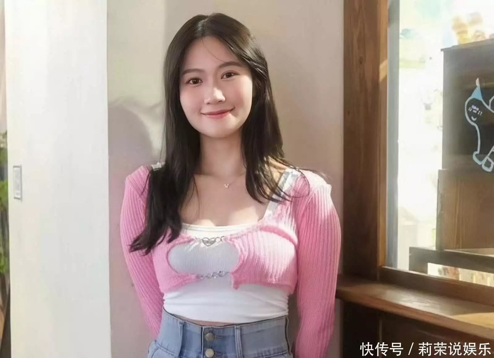 tvb女星台庆衣着大胆,征求网友意见选露胸礼服,望大家看得开心