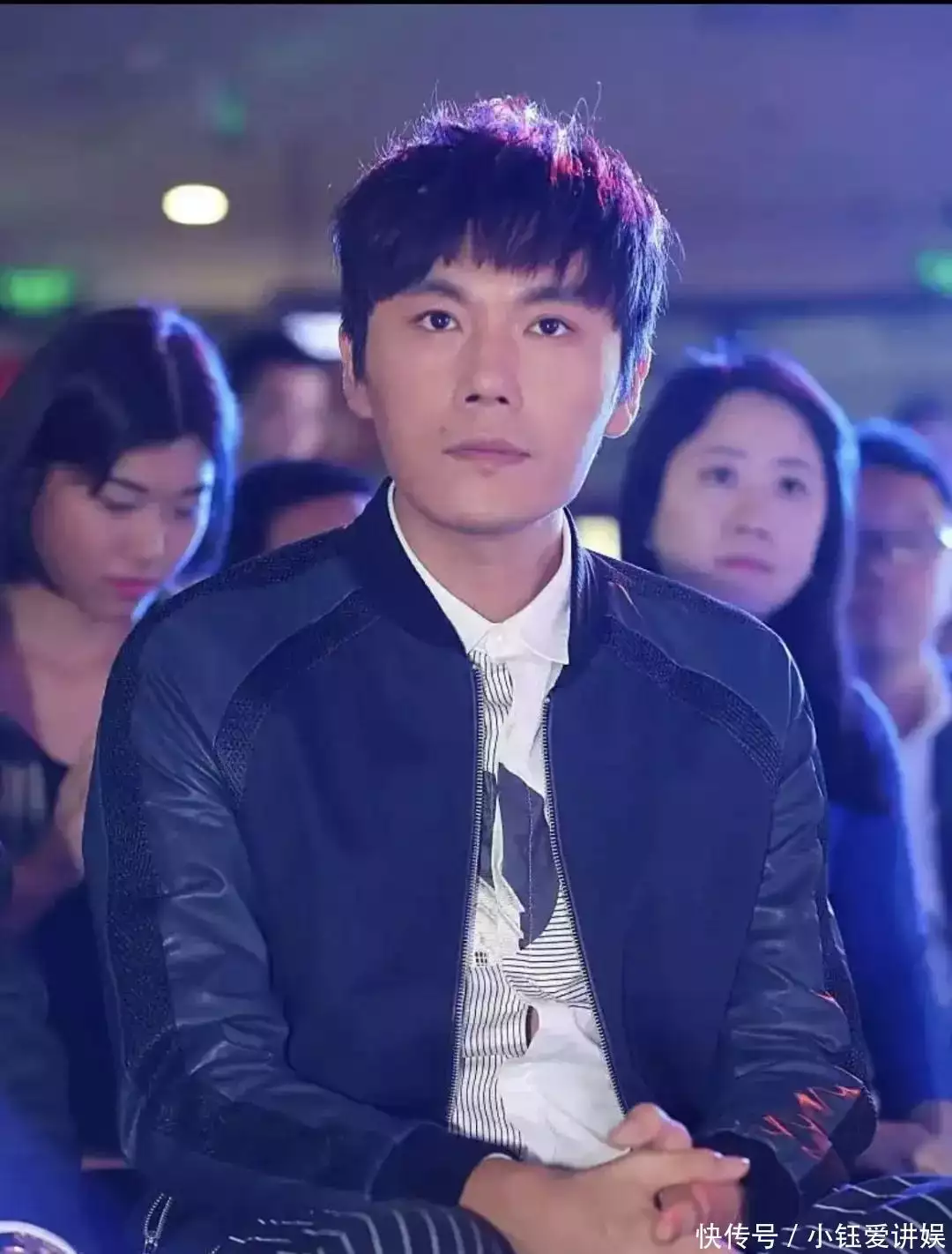 秦昊现身重庆录制节目，恩利也跟随，继父继子交流不多，却很融洽