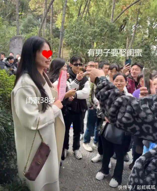 34岁女硕士相亲无人问津，大4岁的漂亮闺蜜被男生追捧：扎心了