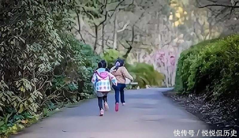 浙江女孩瞒着爸妈，寻找养父母12年，跪养母坟前痛哭：我来晚了！