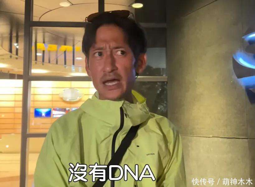 男星唐治平73岁母亲自杀案升级！儿子依旧拒绝认尸，当众下跪控诉