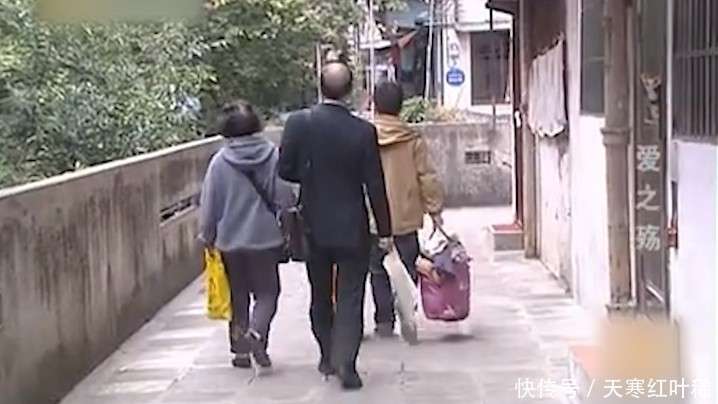 老来得子压力太大，60岁夫妻双双坠楼，龙凤胎子女的命运如何