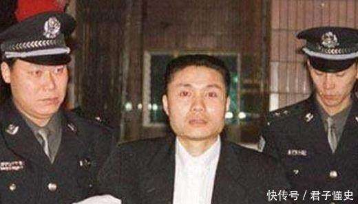 悍匪张君被捕时，警察为何先要脱下他左脚鞋袜看他脚心？