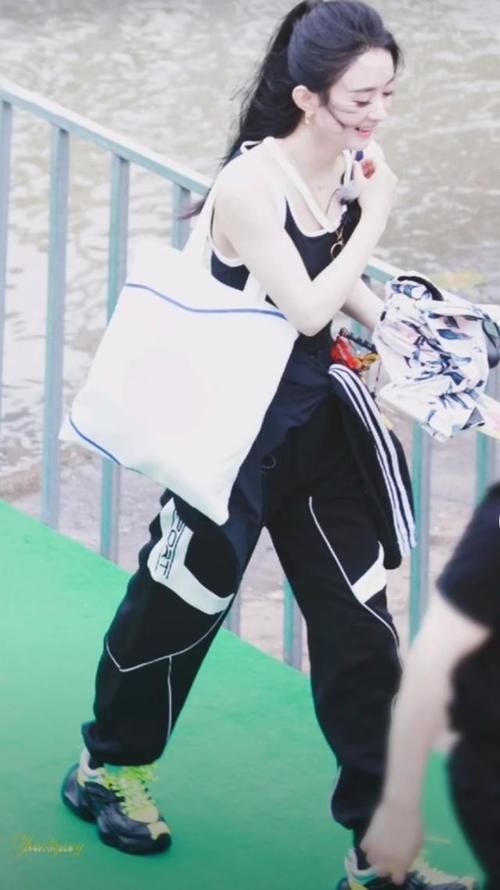  综艺|赵丽颖综艺路透曝光，给其他嘉宾打下手，女神任劳任怨无架子