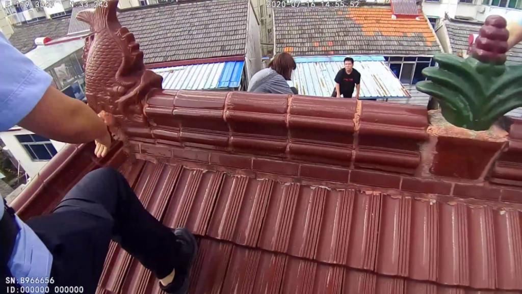 屋顶|宝应19岁女孩欲轻生，这个辅警拼了