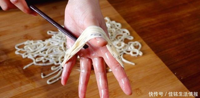 详细|想吃馓子不用买,教你详细做法和比例,咸香酥脆,小时候的味道