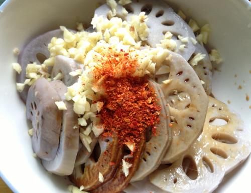  好吃|吃莲藕发黑变色？记住这个技巧，莲藕又脆又白净，比饭店炒的都好吃