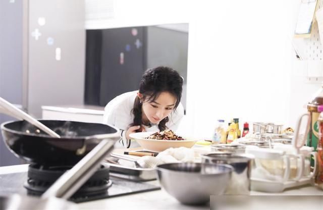  不少|赵丽颖吃饭用筷子翻菜引热议，被嘲素质不高，是恶意剪辑还是习惯？