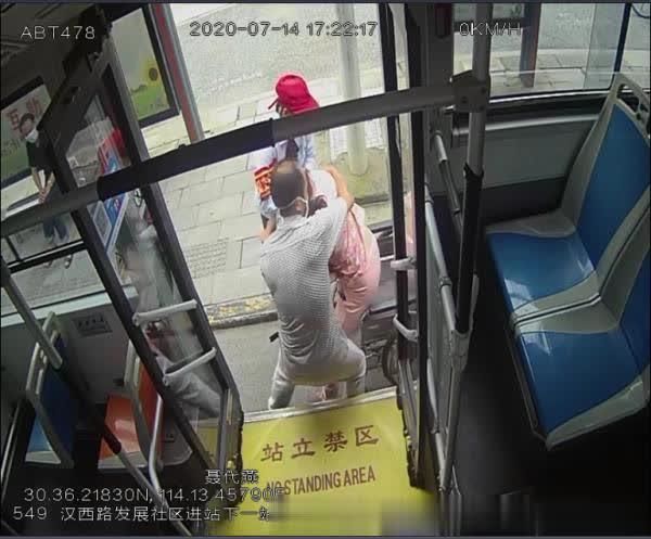 武汉公交549路|为乘客扶上扶下，这位公交小姐姐要赞
