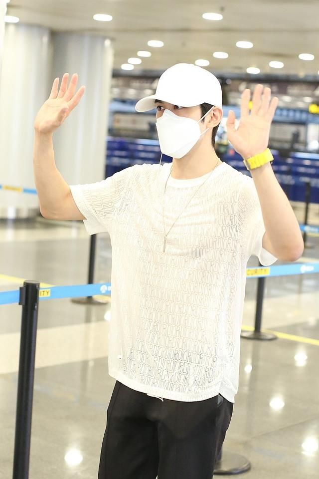 可爱|李治廷黑白look简约低调帅气满分 举双手挠头呆萌可爱