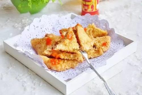 油锅|冻豆腐怎么炸不会爆油,将豆腐轻轻放入油锅,两面翻炸