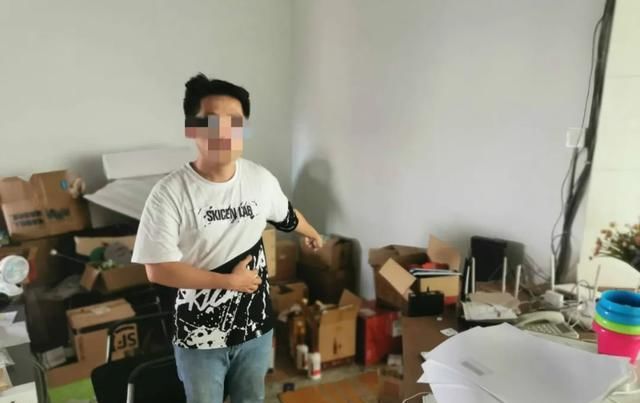 员工|离职员工偷茅台被老板抓现行,老板提了个要求,小偷主动报警投案