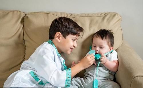 地铁|地铁上，一对姐弟的坐姿火了，乘客点赞：这才是富养的孩子