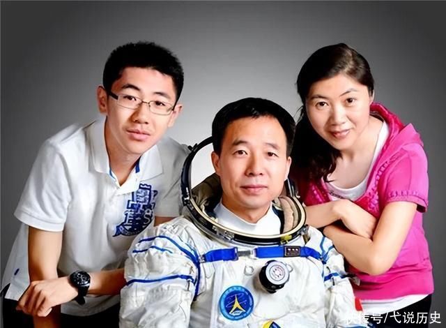 景海鹏:中国唯一一位三次登上太空的人，妻子子女现在如何?