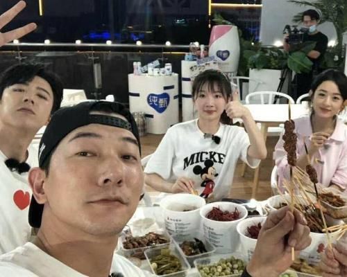 嫌弃|中餐厅为迎接刘宇宁聚餐,合照中却不见黄晓明,又被大家嫌弃了?