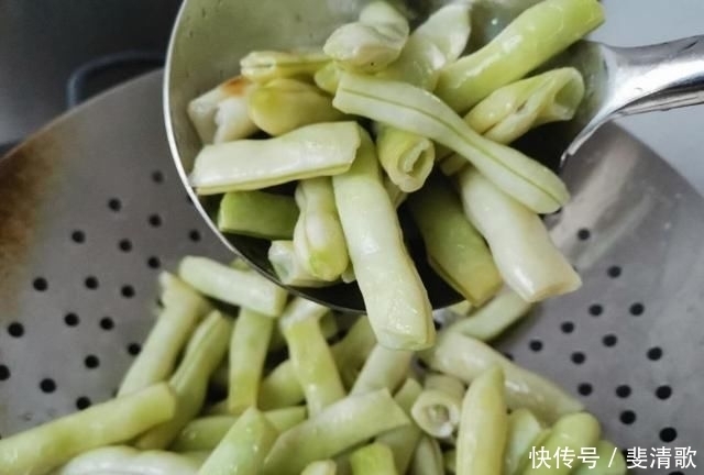 做法|立夏后,遇到这菜我一买就是5斤,比茄子香,比黄瓜鲜,做法简单