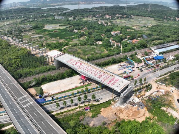 精准对位，武汉绕城高速万吨桥梁顺利转体