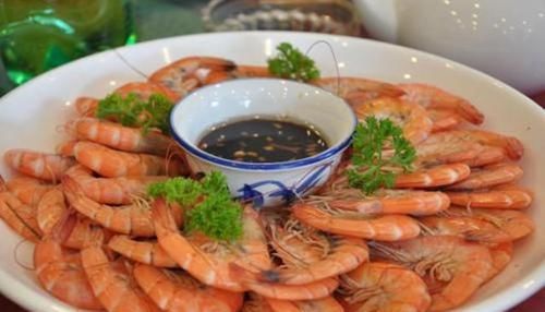  不腥不柴|水煮虾，只加生姜和食盐可不够，多加这“2味”，虾肉不腥不柴！