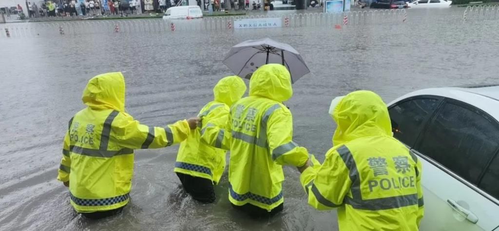 救助|手挽手心连心 民警暴雨中皮划艇救助孕妇