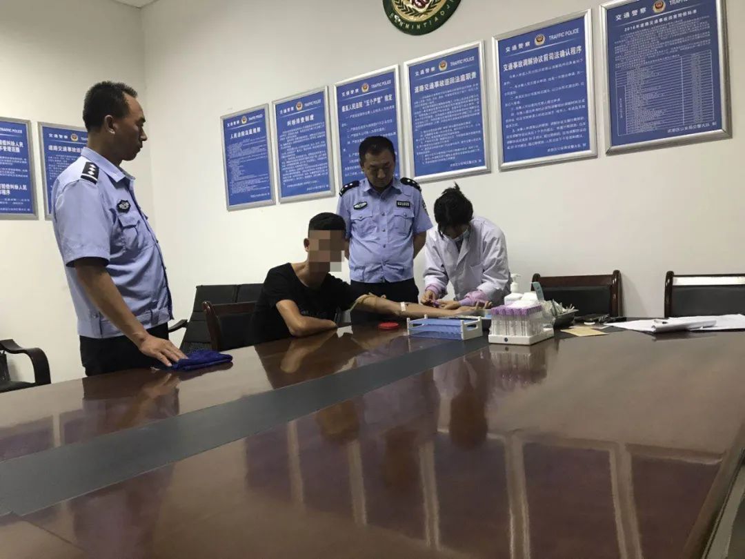  男子|武都：男子开车等红灯，竟在车里睡着了！