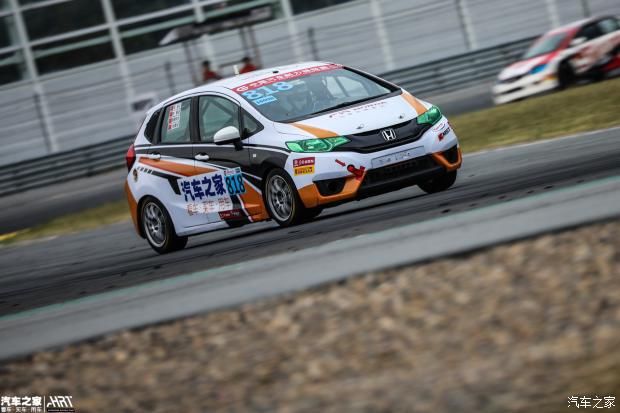 转向|601号赛车被撞，轮圈缺一块还能完赛。818号赛车突然无法转向