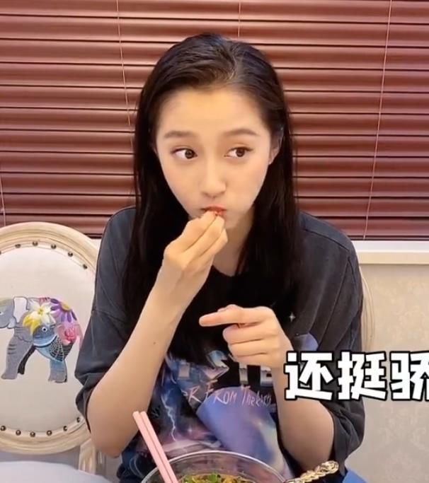 吃饺子|别人吃饺子顶多蘸醋，看到关晓彤就着啥吃的，敬你是条汉子！